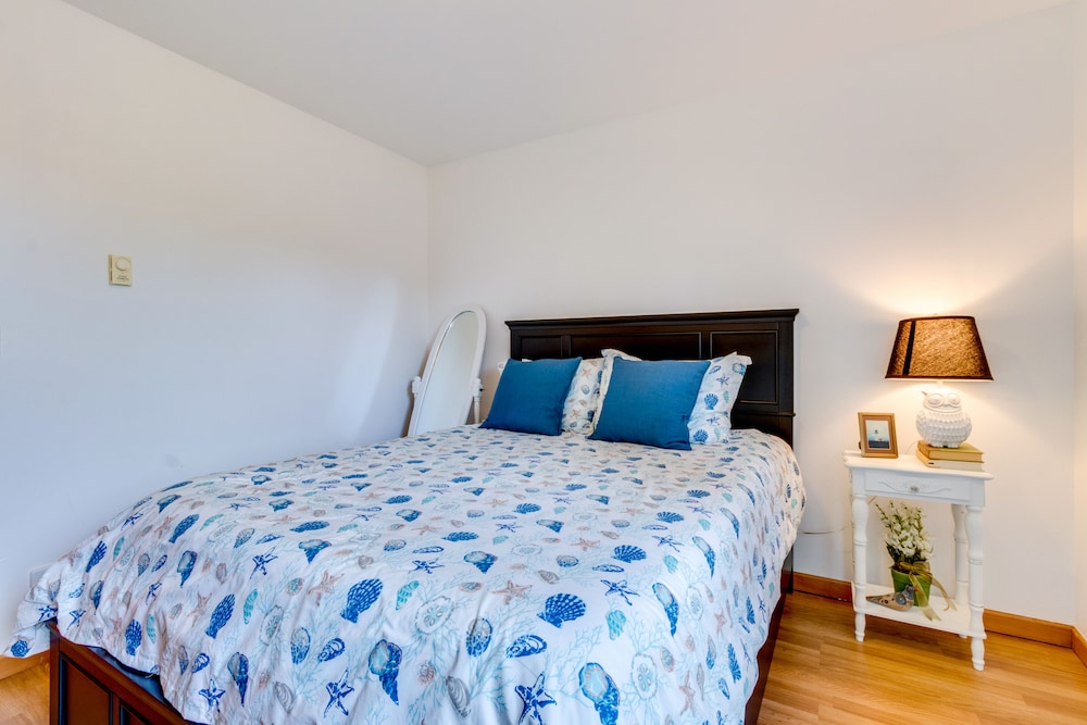 Dog-friendly, Coastal Escape With Private Hot Tub, Wifi, & Deck - Blocks To Park - Cannon Beach, OR