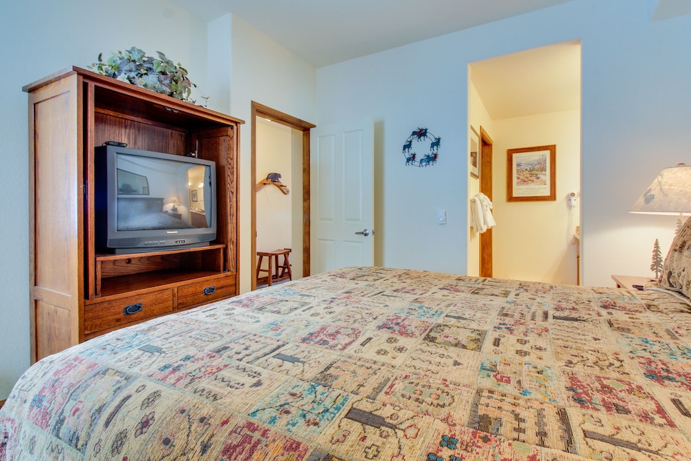 This Ski-in/ski-out Condo Features Sweeping Mountain Views & Shared Hot Tub - June Lake, CA
