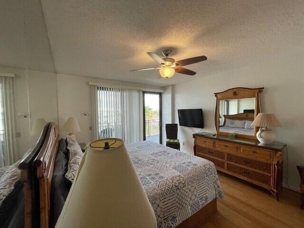 Frost Free At 1800 Atlantic Overlooking Smathers Beach Top Floor & Upgrades - Key West, FL