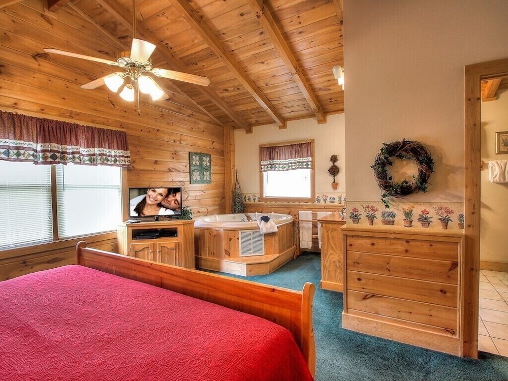 Awesome Game Room, Hot Tub, And Very Close To Pigeon Forge Parkway... Grinnin Bears Has It All! - Pigeon Forge