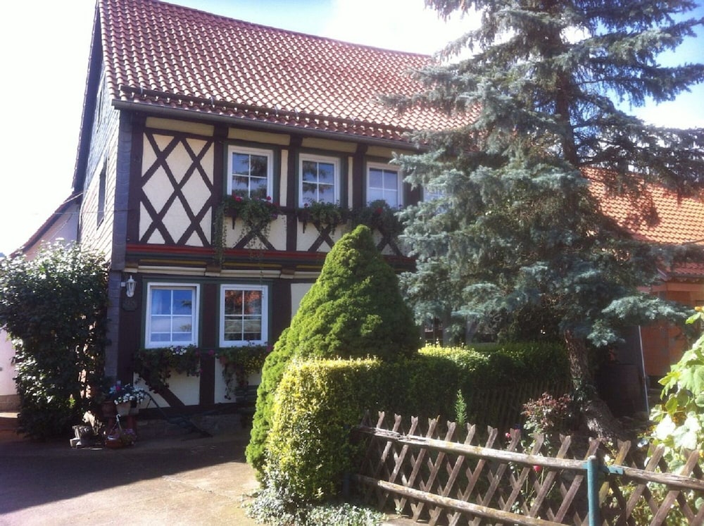 美しいハルツの歴史的な木骨造りの家のアパート - ヴェルニゲローデ