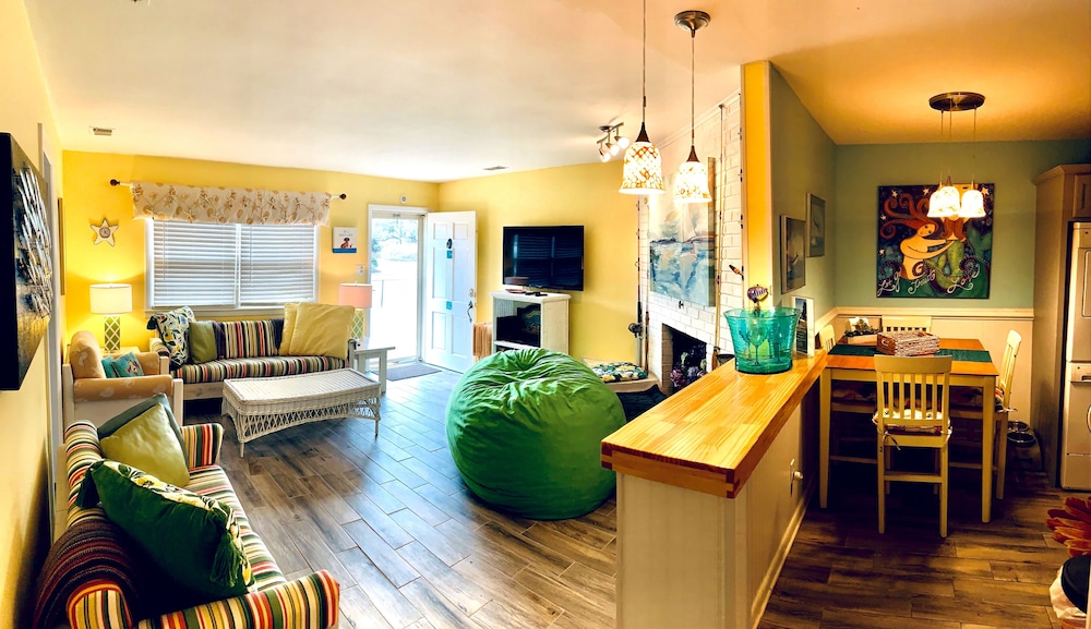 Dog-friendly North End Cottage - Oceanside Of Atlantic - Completely Fenced In - Virginia Beach, VA
