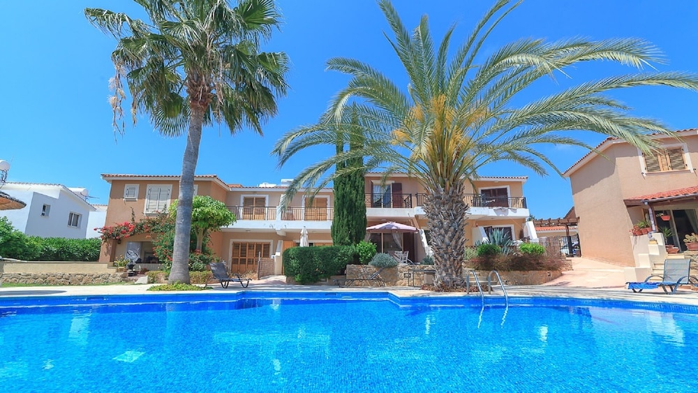 Paphos Coastal Villa With Swimming Pool - 파포스