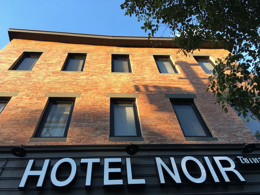 Hotel Noir - Mae Rim