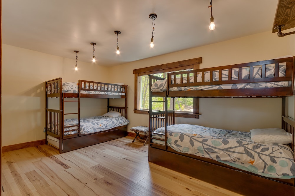 Hawk's Peak - Gorgeous 3 Br W/ Hot Tub, And Gym And Pool Access - Donner Lake, CA