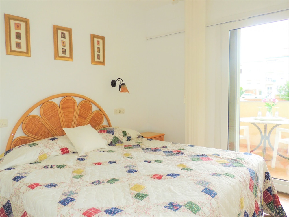 2 Bedroom Apartment In Residential Area Overlooking The Canal And Communal Pool. - Empuriabrava