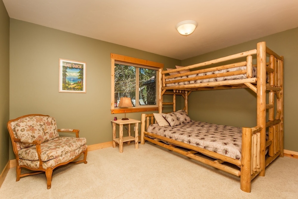 Stunning Tahoe Donner Home On Quiet Street, 5 Minutes To Xc Country And Downhill Skiing! - 加利福尼亞