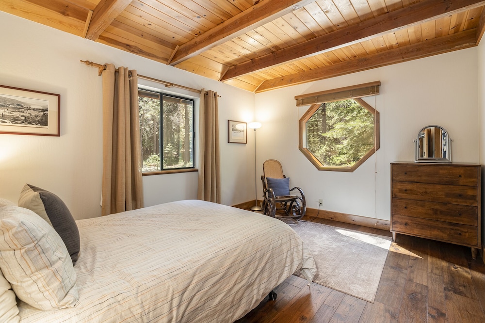 Remodeled And Professionally Decorated Wooded Cabin W/rec Center Access - Donner Lake, CA