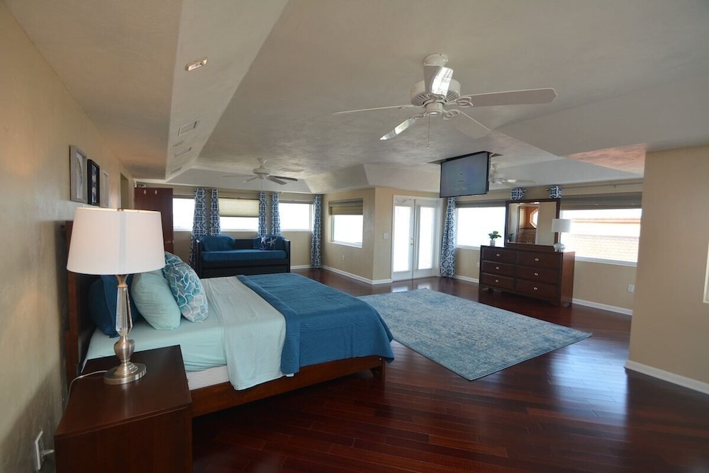 "Just Beachy" A Luxury Retreat, Sleeps 12, 3 Levels With Elevator- Perfect For 1 - Palm Coast, FL