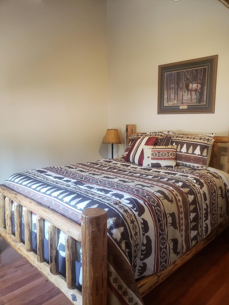 Rustic 2 Bedroom Cabin, 2 Baths,  Sleeps 4, 2 Minutes From West Glacier - Montana