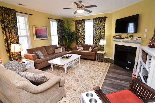 Spacious First Floor Condo, Newly Installed Flooring And Carpet! - Cape Charles, VA