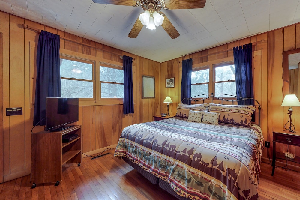 Charming Cabin On The Toccoa River With A Private Hot Tub, Screened Porch & Wifi - Blue Ridge, GA