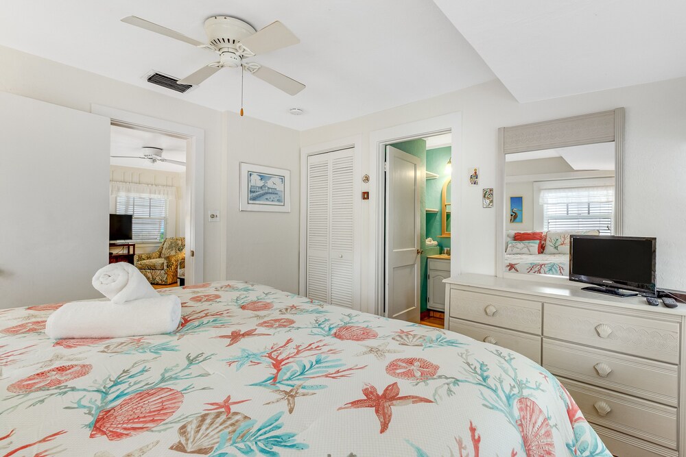 Sunny Dog-friendly Cottage With Spacious Patio And Grill, Steps From The Beach - Anna Maria Island, FL