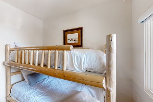 Mirror Lake, Gallatin Gateway airbnb, hotels and vacation rentals