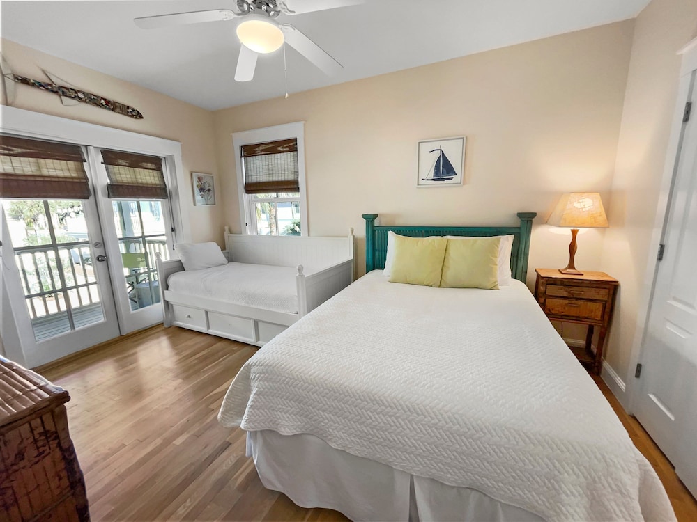 "Mare E Sole" | Steps To The Beach, South Of 30a| Beachfront Heated Pool | 2 Bikes Included - Rosemary Beach, FL