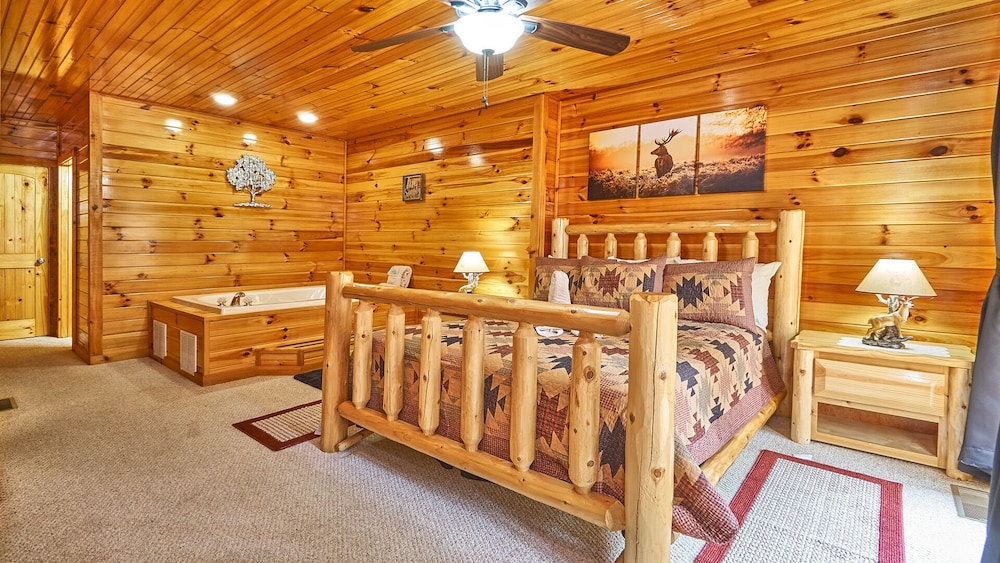 Newly Renovated Log Cabin, 3min From The Strip, Sleep 7, Hot Tub, Game Room. - Pigeon Forge, TN