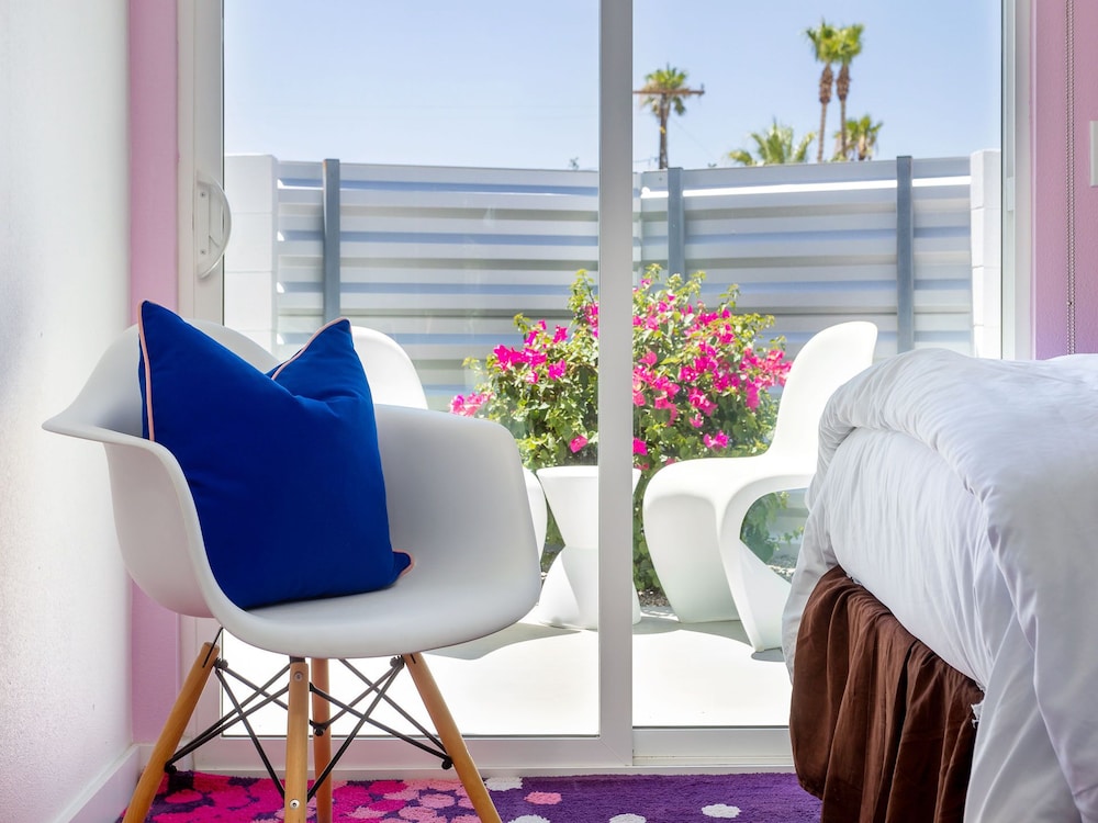 Bubble Gum Modern Holiday Home 3 - Palm Springs