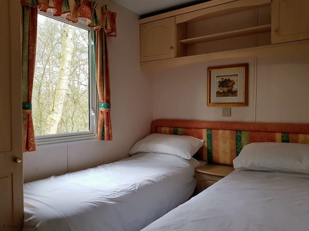 Green Shores - This Caravan Is A Peaceful Holiday Location On The Award Winning Kelling Heath Park. - Holt