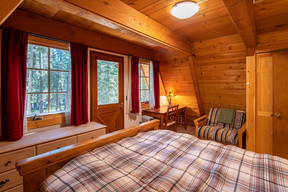 Poplar Place: Family & Dog Friendly West Shore Cabin With Hot Tub - Lake Tahoe