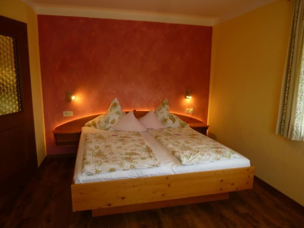Ferienwohnung Almrausch (Ca. 71 Qm) Mit 2  Schlafzimmer, Wohnküche Mit Großem Sofa, Dusche/wc Und Terrasse - Freilassing