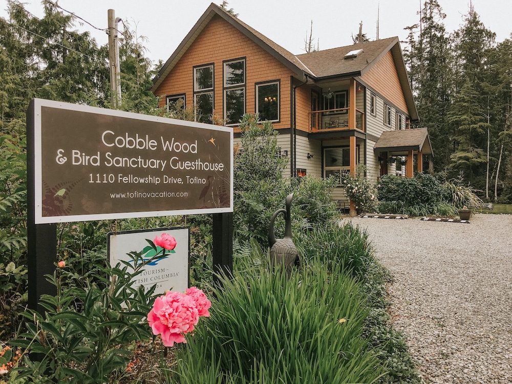 Cobble Wood & Bird Sanctuary Guest Houses - 토피노