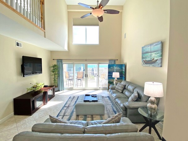 Newly Updated Town Home Directly On The Gulf With Tennis Court And A Pool! - Pensacola Beach, FL
