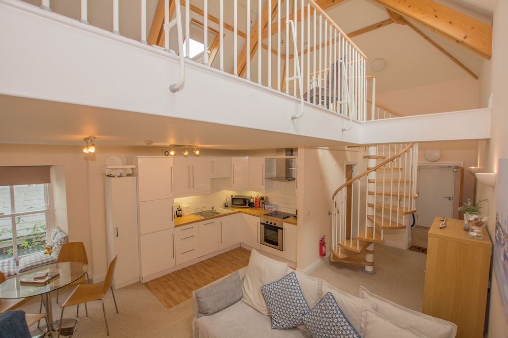 Central Tenby - Spacious Modern Holiday Home - England