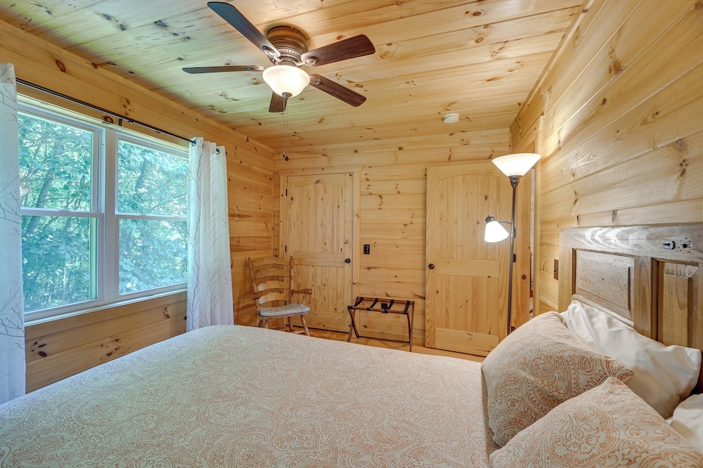 Warm and Cozy Cabin with Deck on Top of the Blue Ridge! - Hillsville, VA