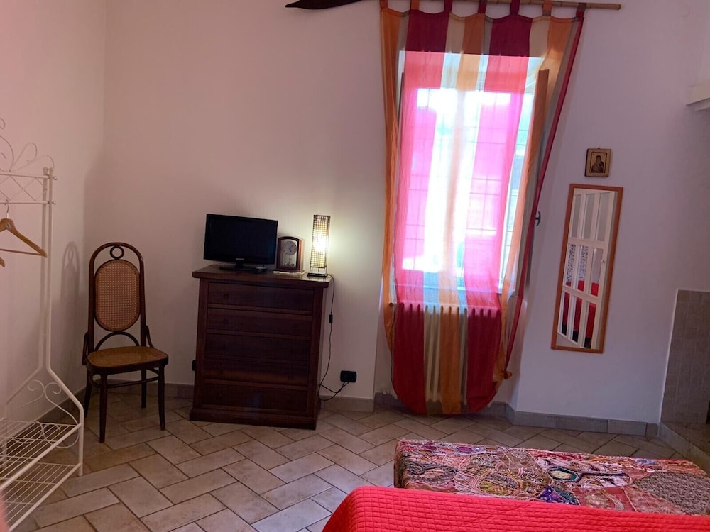 Appia Park Apartment Farmhouse In The Countryside 5 Min From The Colosseum -Wi-fi - Parking - Rome