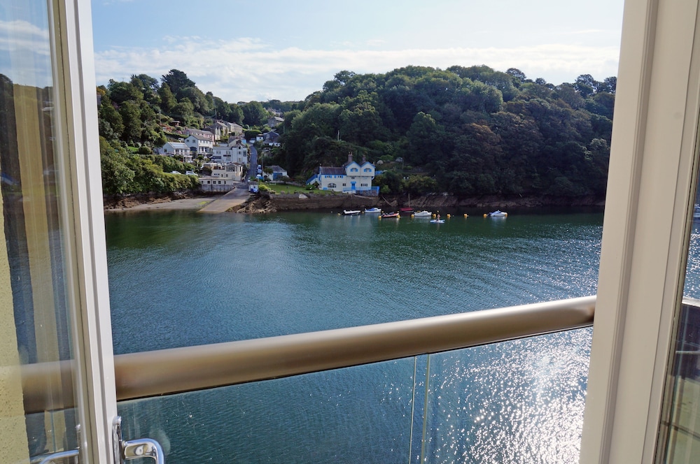 Waterside Holiday Home With Fantastic Views - Fowey