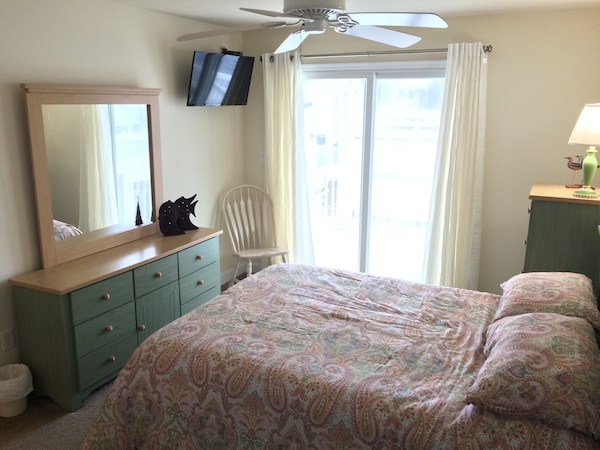 Upscale 1st Fl Condo Located In Oc Steps Away From The Beach And Boardwalk. - Ocean City, NJ