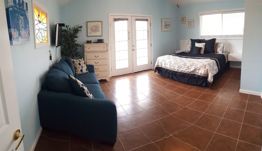 2nd Row, Gulf Views, Dog Friendly, 5 Bedrooms - Jamaica Beach, TX