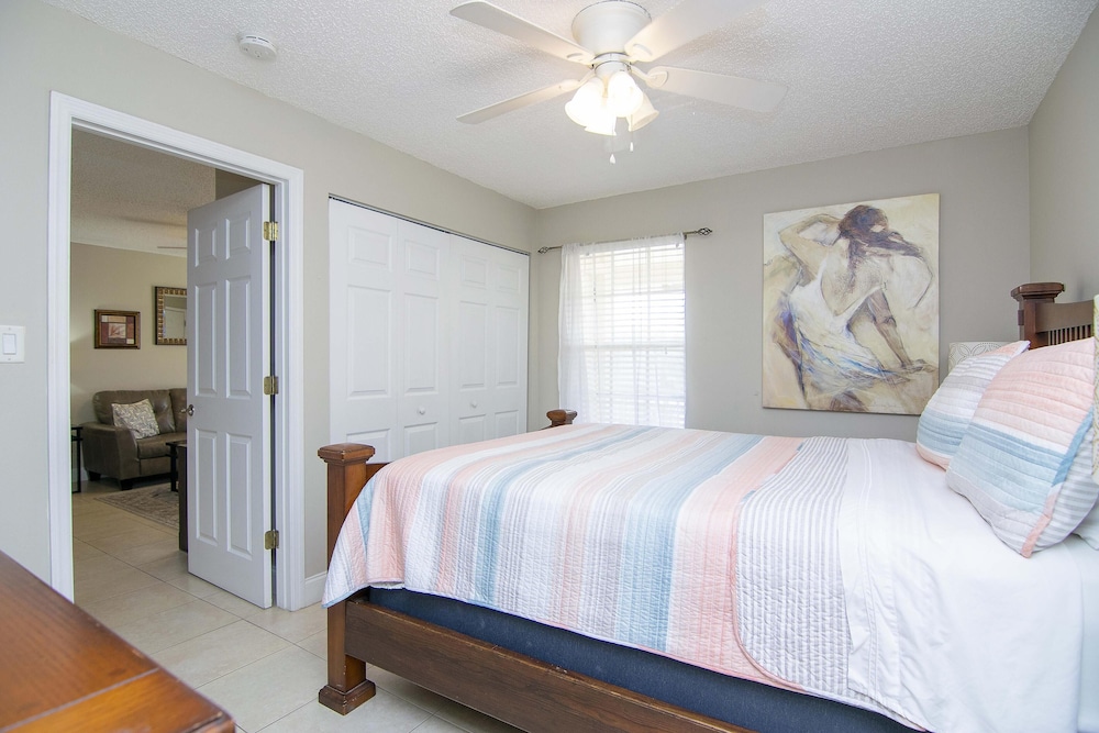 Corner Unit - 2 Bedroom 2 Bath -  Close To Downtown Tampa - Hillsborough County, FL