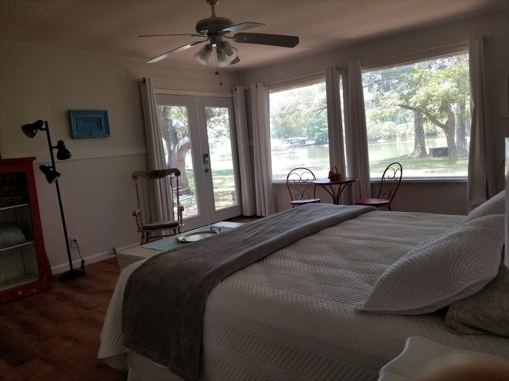 Constant-level Lake Lbj - Sleeps 8 (Four King Beds) +  6 More On Air Mattresses - Horseshoe Bay, TX