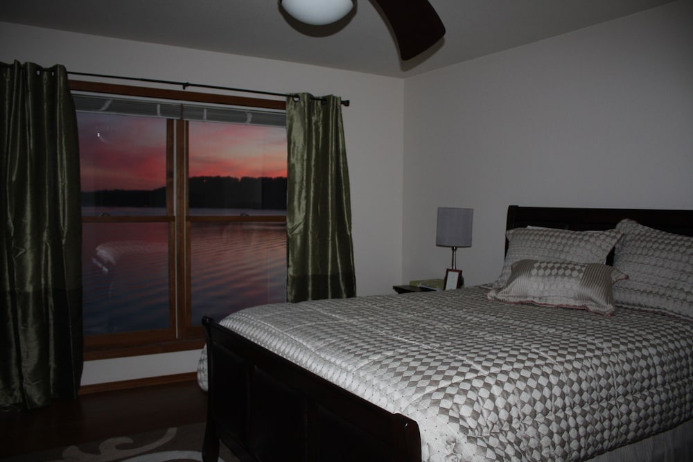 Lake Front Home Con 3 Master Suites - Camdenton, MO
