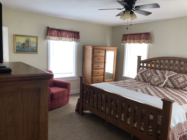 Great Deals For 2023!!  Book Hyrum Smith's Farm, Sleeps Up To 30! - Nauvoo, IL