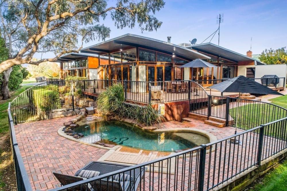 Elements -  Amazing Luxury Home Surrounded By Bush And Next To The Murray - Echuca