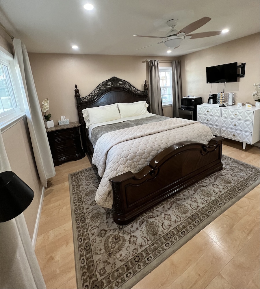 Private Master Bedroom Suite With Its Own Private Bathroom - Claremont