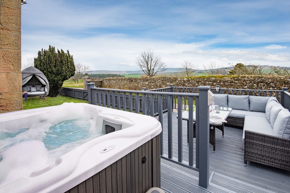Hot Tub, Spa-like Garden, Log Burner - Northumberland