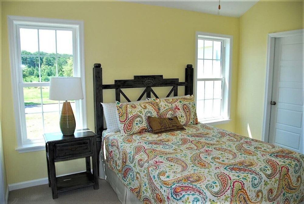 Shore Beats Work, Modern 3 Bedroom Vacation Home W/ Community Pool & Clubhouse - Nags Head, NC
