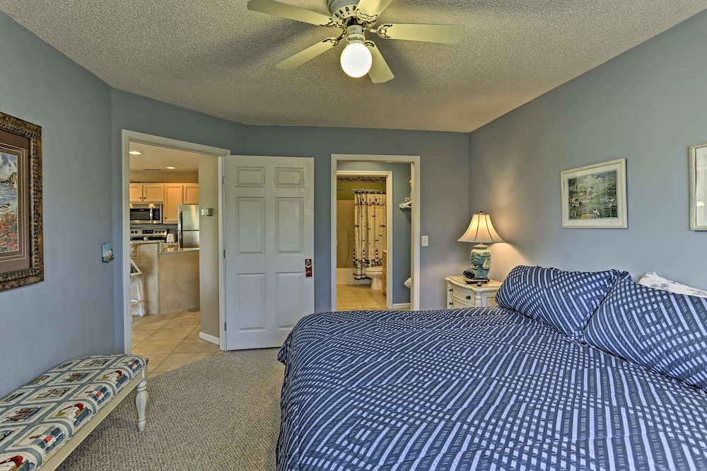 Southport Resort Condo With Balcony,pool And Beach Access - Oak Island, NC