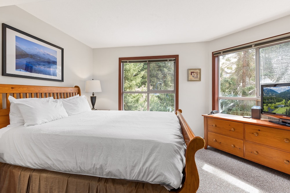 55 Glaciers Reach, This 2br Home Has A Hot Tub & Pool In Whistler Village - Whistler Blackcomb
