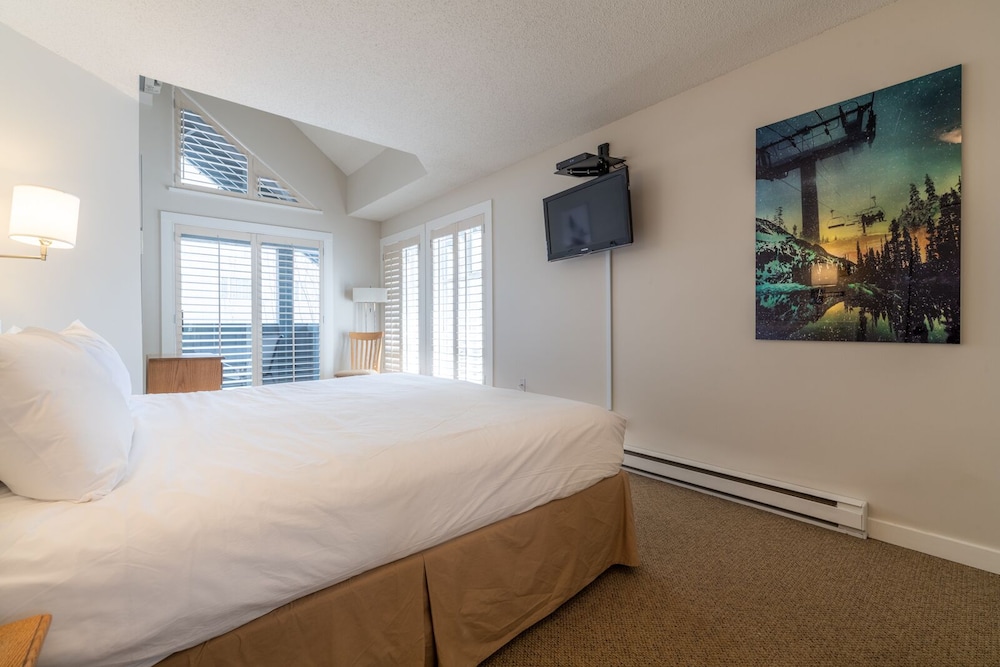 Renovated Ski In Ski Out - 2 Bedroom (1 Bedroom Plus Enclosed Loft) Hosted By Whistler Ideal - British Columbia