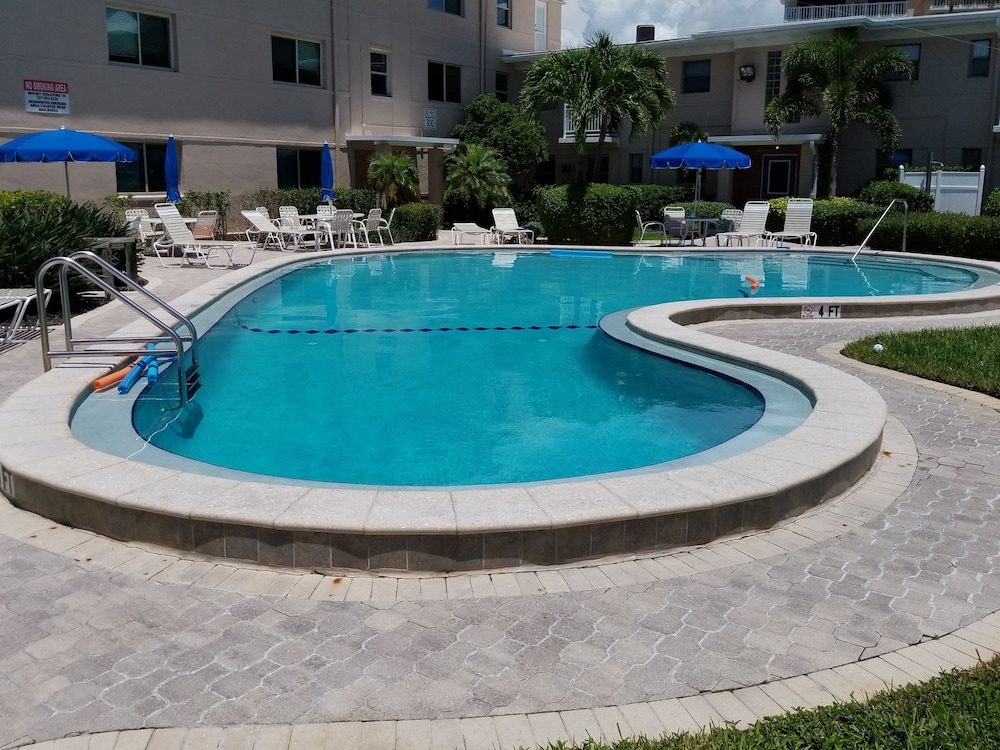 Relaxing Ground Floor Condo ~ Walk Out To Pool And The Beach. Fn #103 - St. Pete Beach