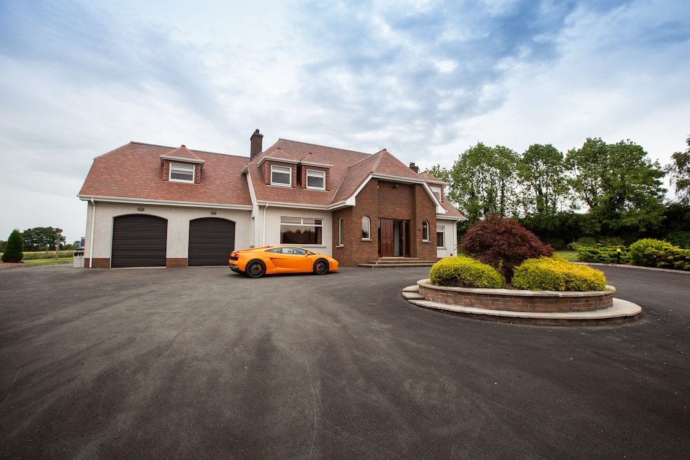 Luxury Manor, Private, Double Garage, Hot Tub, Wifi - Lough Neagh