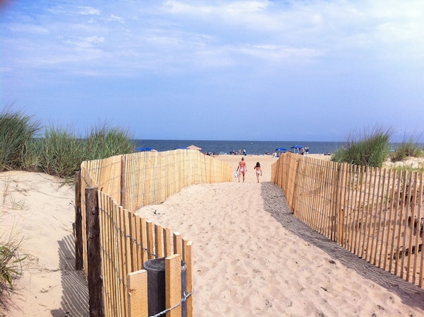 Rehoboth Classic /1.5 Blocks To Beach & Boards/ Porch/outside Shower - Cape Henlopen State Park, Lewes