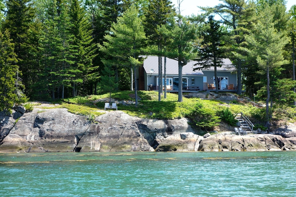 One-of-a-kind Views! Private Seaside Sanctuary & Nature Lover's Paradise - Bay of Fundy