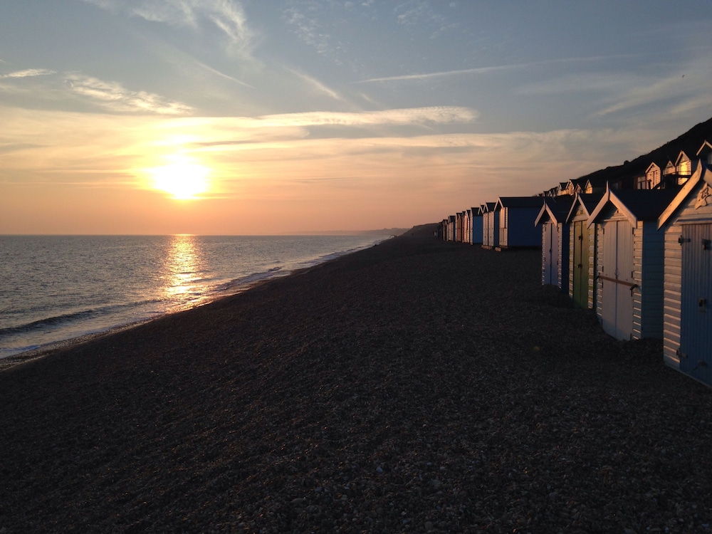 Beaches Studio Is In A Fabulous Location With  Views To The Shingle Bank And Iow - Beaulieu
