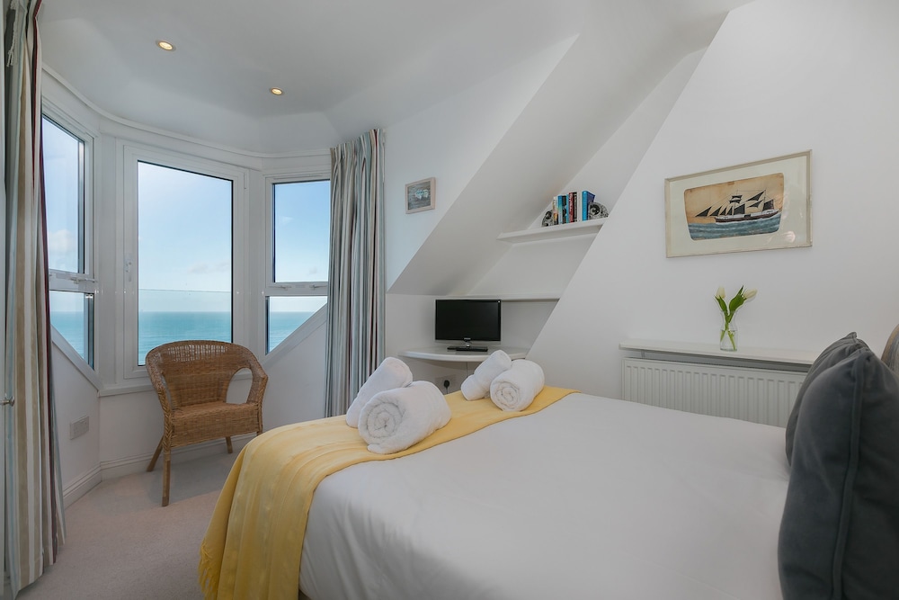 Seacrest 2 - Contemporary Apartment With Views Over Porthmeor Beach – Sleeps 4 – Parking For One Car - St Ives