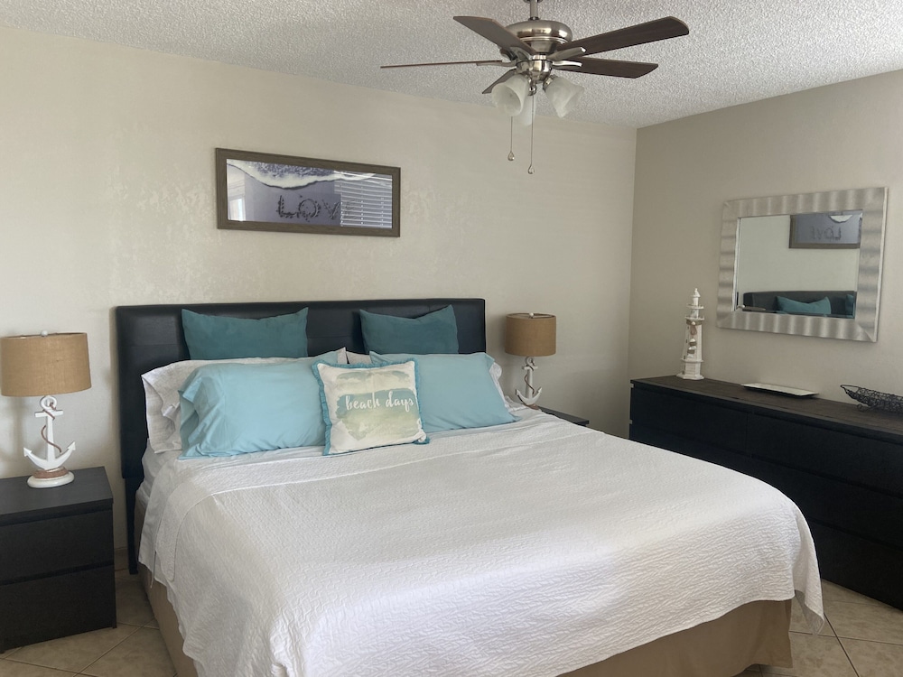 Beautiful 4th Floor Condo On The Beach! Free Wifi And Parking! - Fort Myers Beach, FL